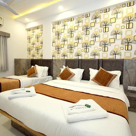 Hotel A1 Vastrapur 阿穆达巴 外观 照片