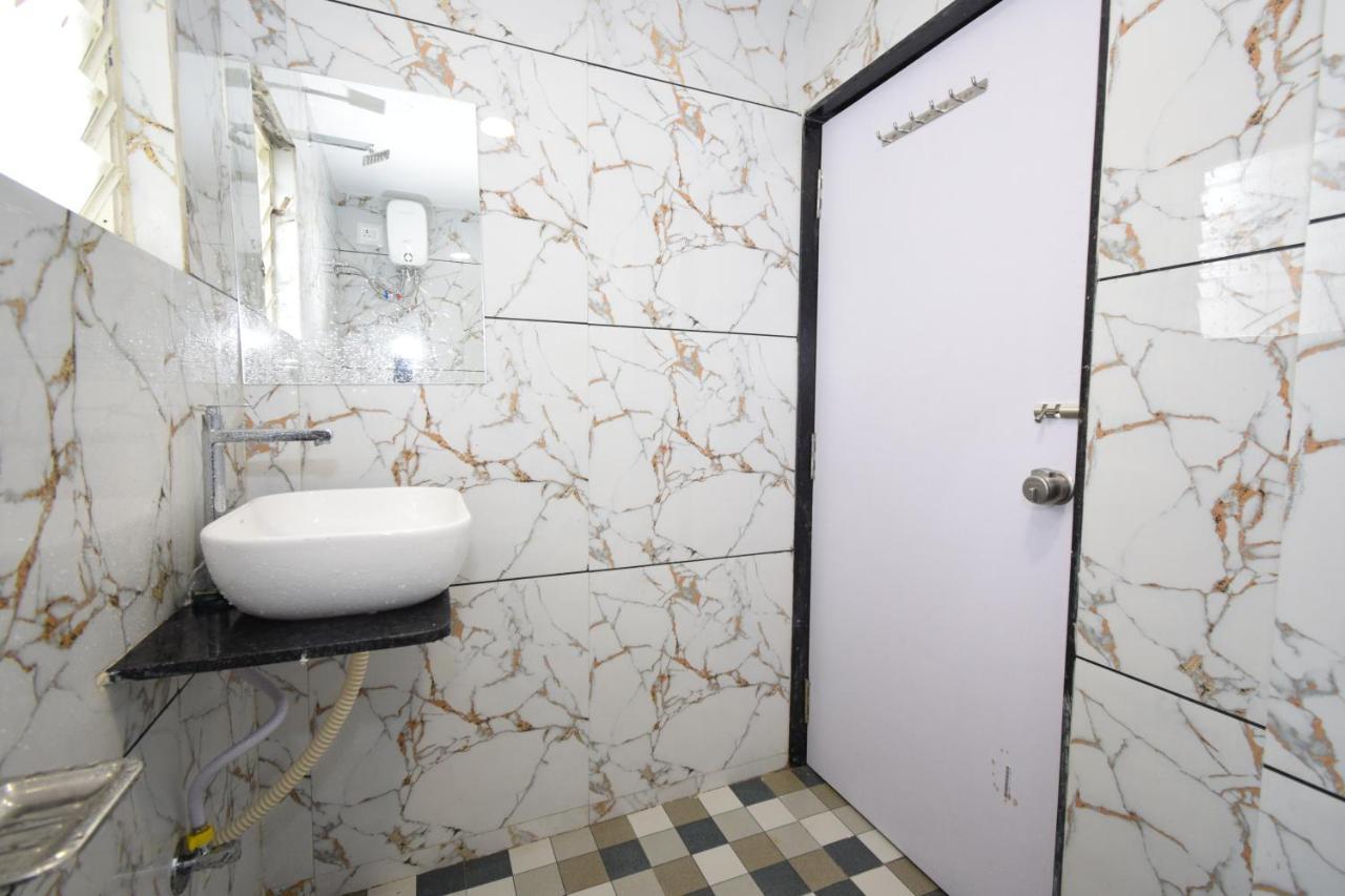 Hotel A1 Vastrapur 阿穆达巴 外观 照片