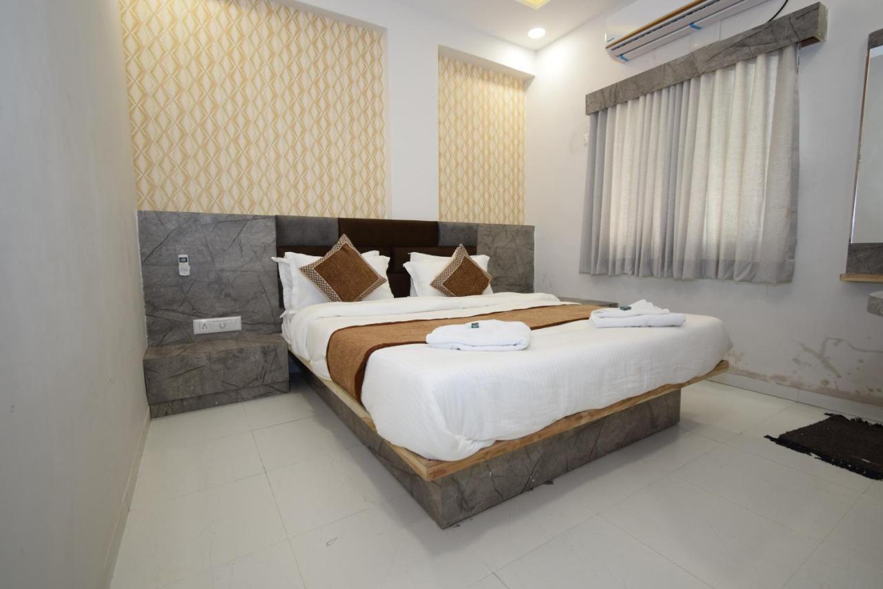 Hotel A1 Vastrapur 阿穆达巴 外观 照片
