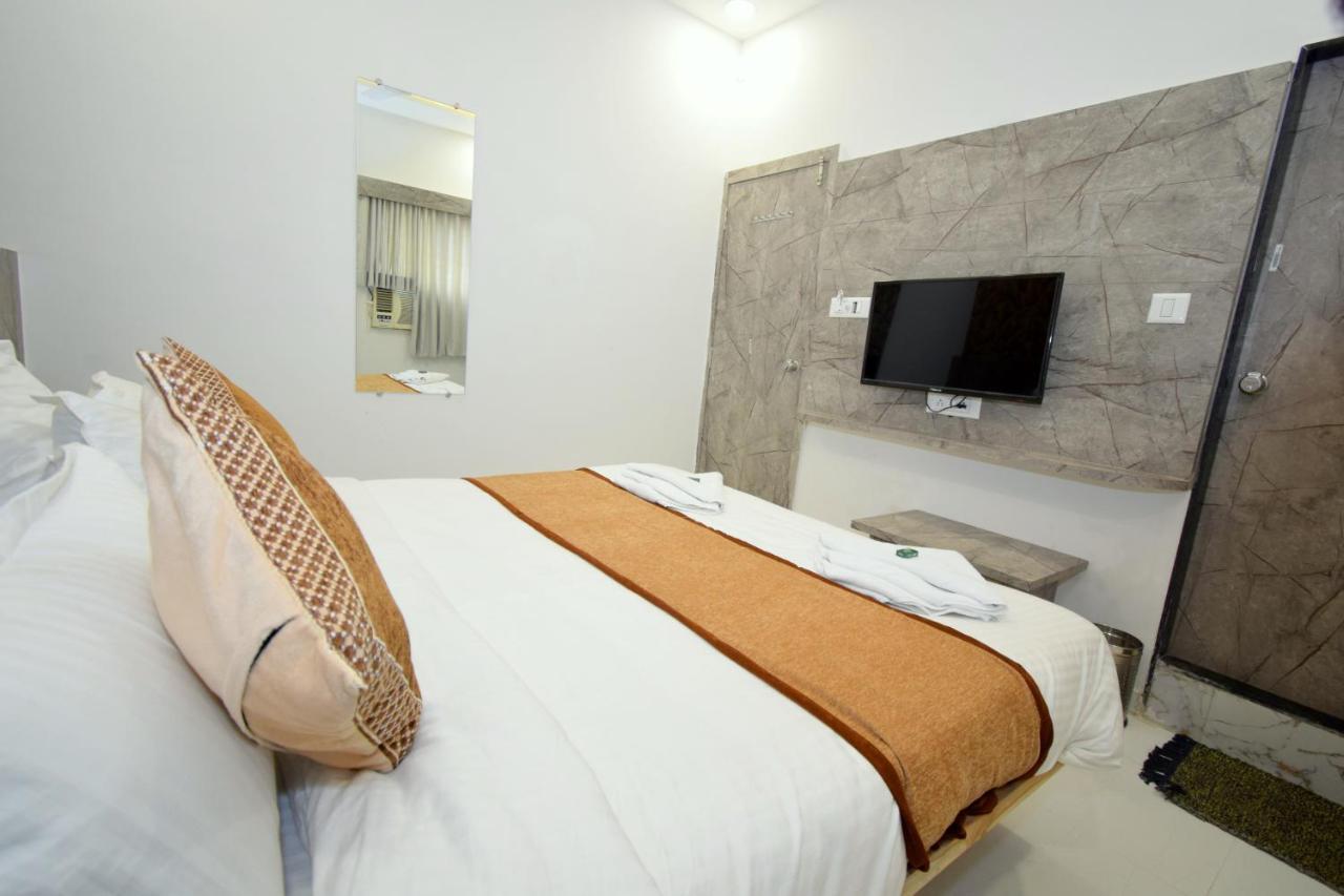 Hotel A1 Vastrapur 阿穆达巴 外观 照片